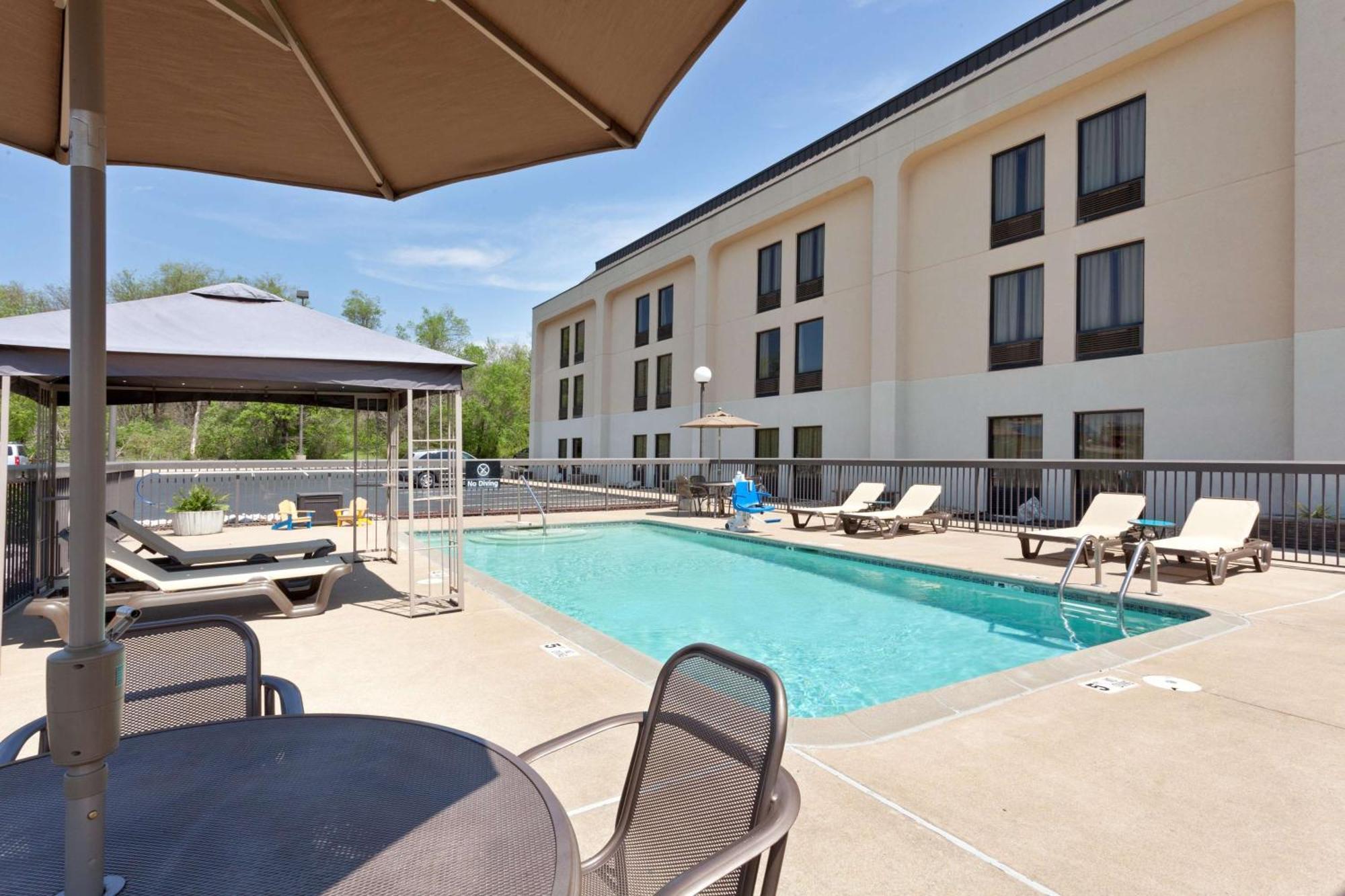 Hampton Inn Joplin Extérieur photo